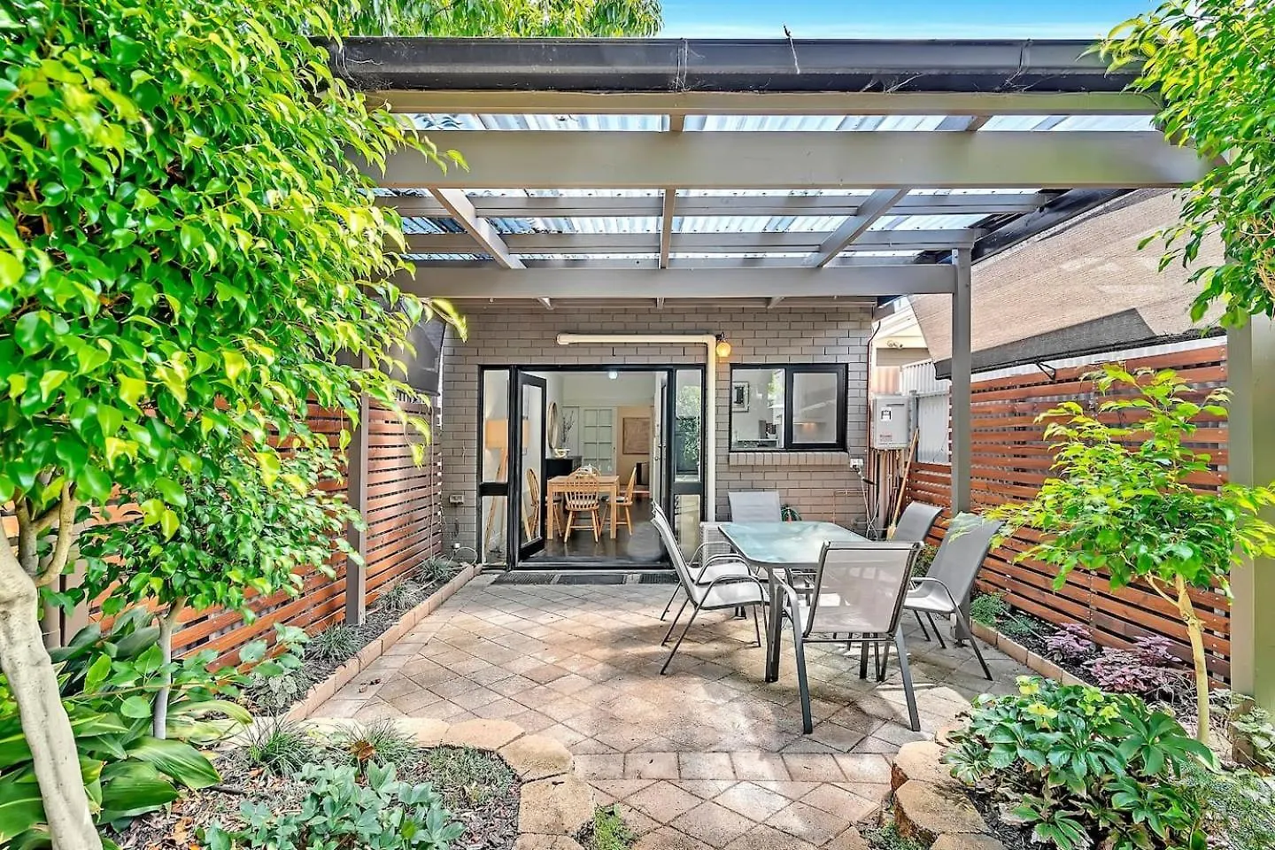 'Violet Cottage' An Idyllic Urban Oasis For Two Adelaide